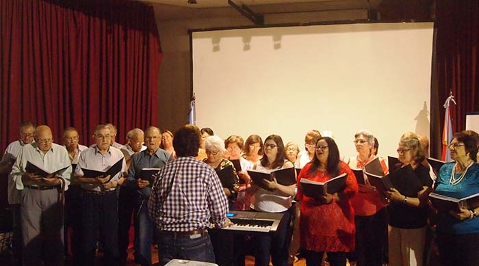 Actuación del coro de los talleres.