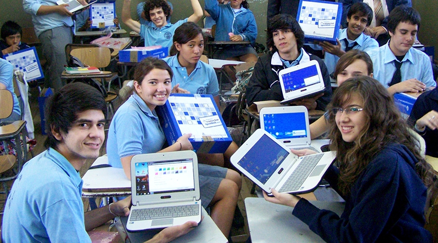 Estudiantes con sus netbooks del Programa