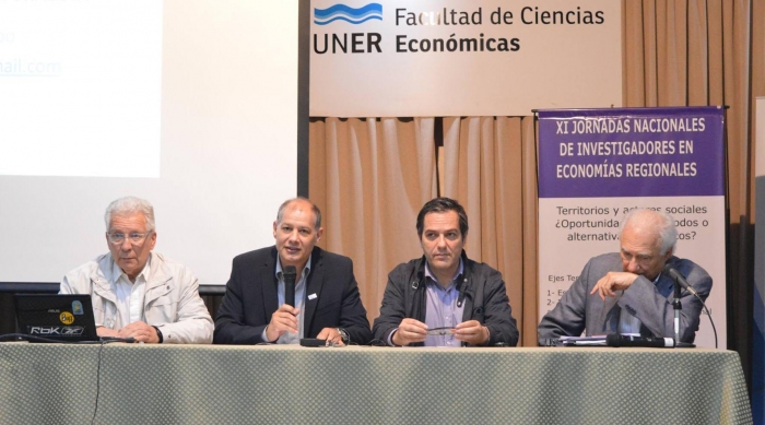 Fueron presentadas por el Decano de la Facultad, Andres Sabella, el organizador, Néstor Domínguez y el economista Pablo Lavarello. 