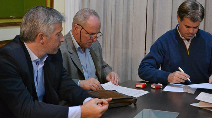 Gerard, Baldi Coronel y Piaggio en el momento de la firma del Convenio.