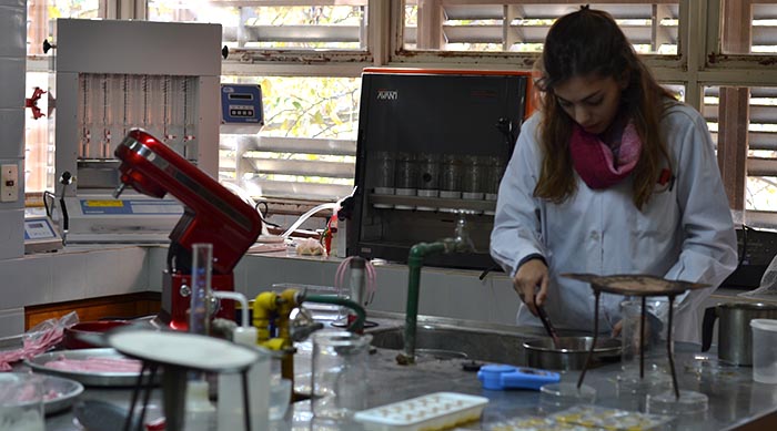 Estudiantes secundarios visitaron los laboratorios de la Facultad.