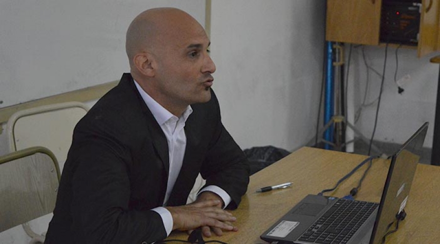 Dogliani durante su charla en la Facultad de Ciencias EconÃ³micas.