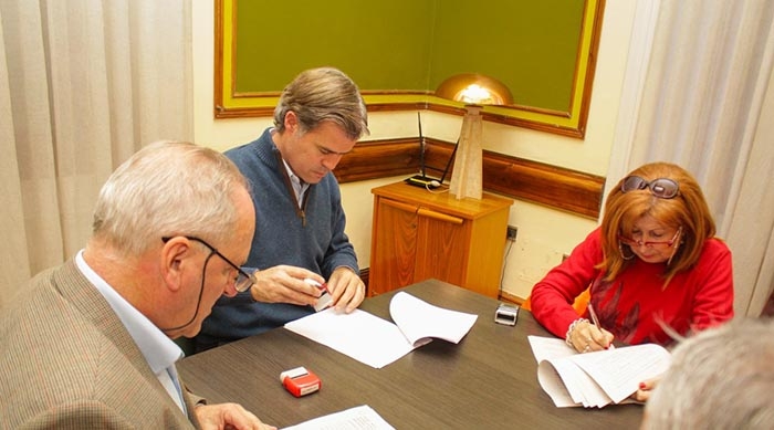 Gerard, Baldi Coronel y Piaggio en el momento de la firma del Convenio.