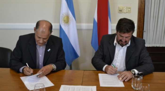 Andrés Sabella y Martín Barbieri en el acto de firma en la Casa de la Universidad.