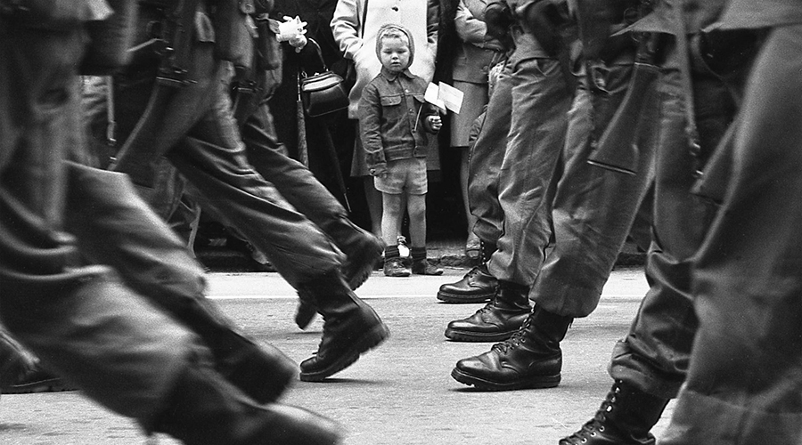 Un desfile militar observado por un niño.